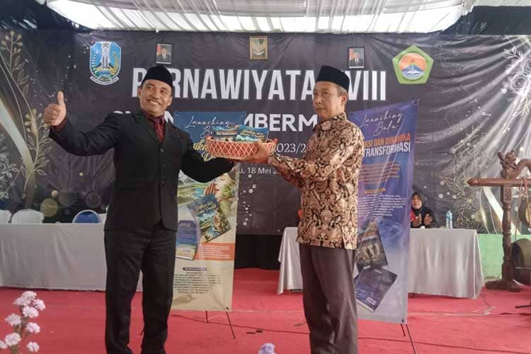 Purnawiyata SMAN 1 Sumbermanjing Wetan ke XVIII Ditandai dengan Launching Buku