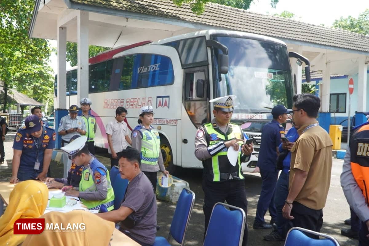 Satlantas Polres Malang Gelar Ramp Check dan Tes Urin Sopir Angkutan Umum di Terminal Talangagung