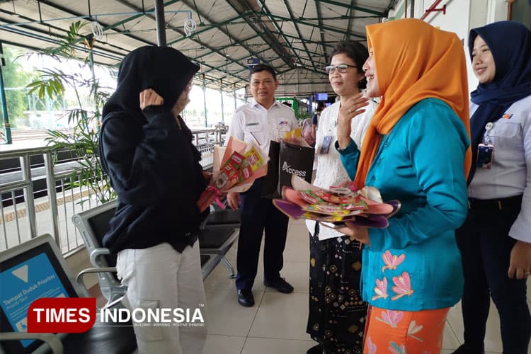 Kejutan Hari Kartini PT KAI di Stasiun Madiun, Bagikan Buket Hingga Gelar Flashmob