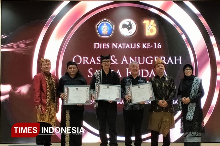 Tiga Tokoh Terima Anugerah Sabda Budaya 2025 FIB UB