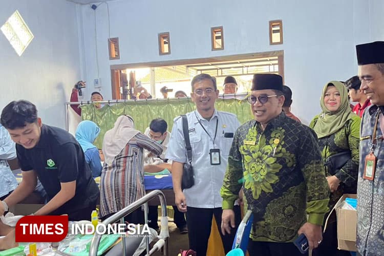 Baksos Kemenag Kabupaten Malang di Ngajum, Khitan Masal dan Serahkan Bantuan Santunan