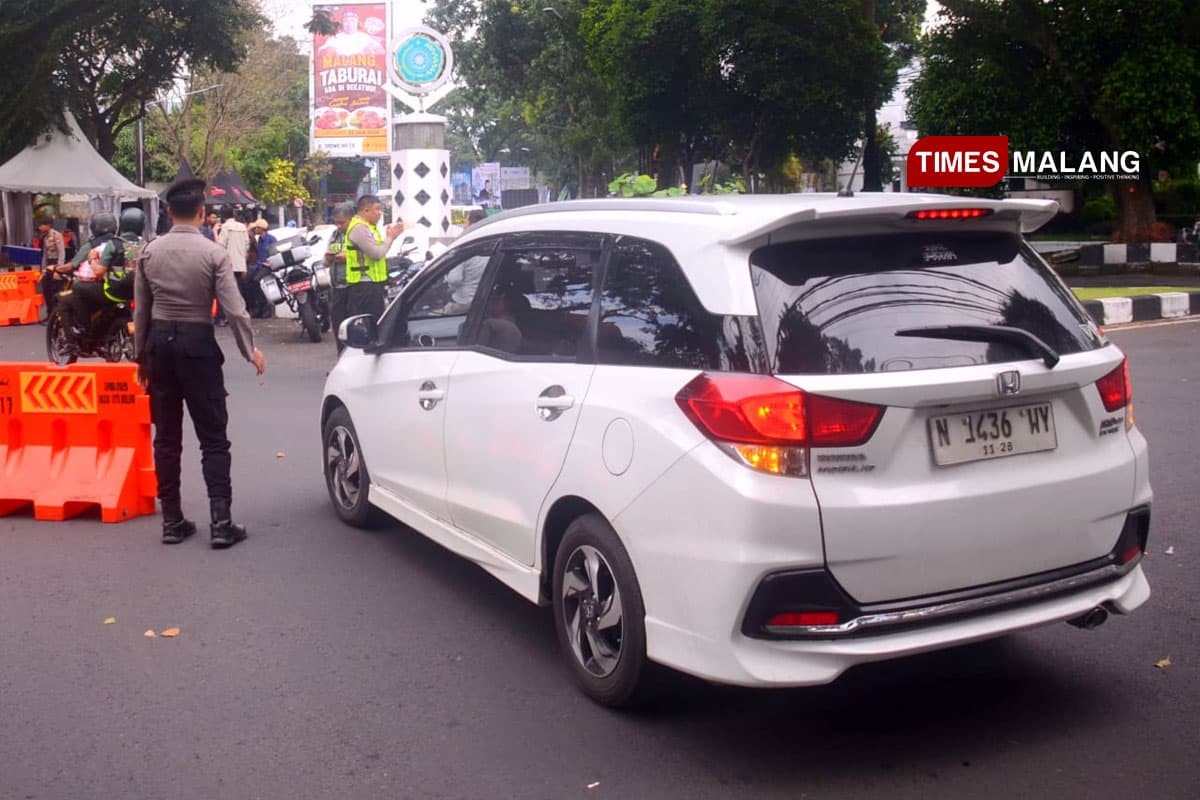 Polresta Malang Kota Lakukan Penutupan Akses Jalan Menuju Stadion Gajayana