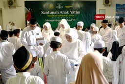 Muslimat NU Jatim Santuni 100 Anak Yatim di Mujahadah Kubro Satu Abad NU Malang