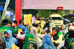 Hujan di Stadion Gajayana Malang Jelang Mujahadah Kubro 1 Abad NU, Penjual Mantel  Ketiban Berkah