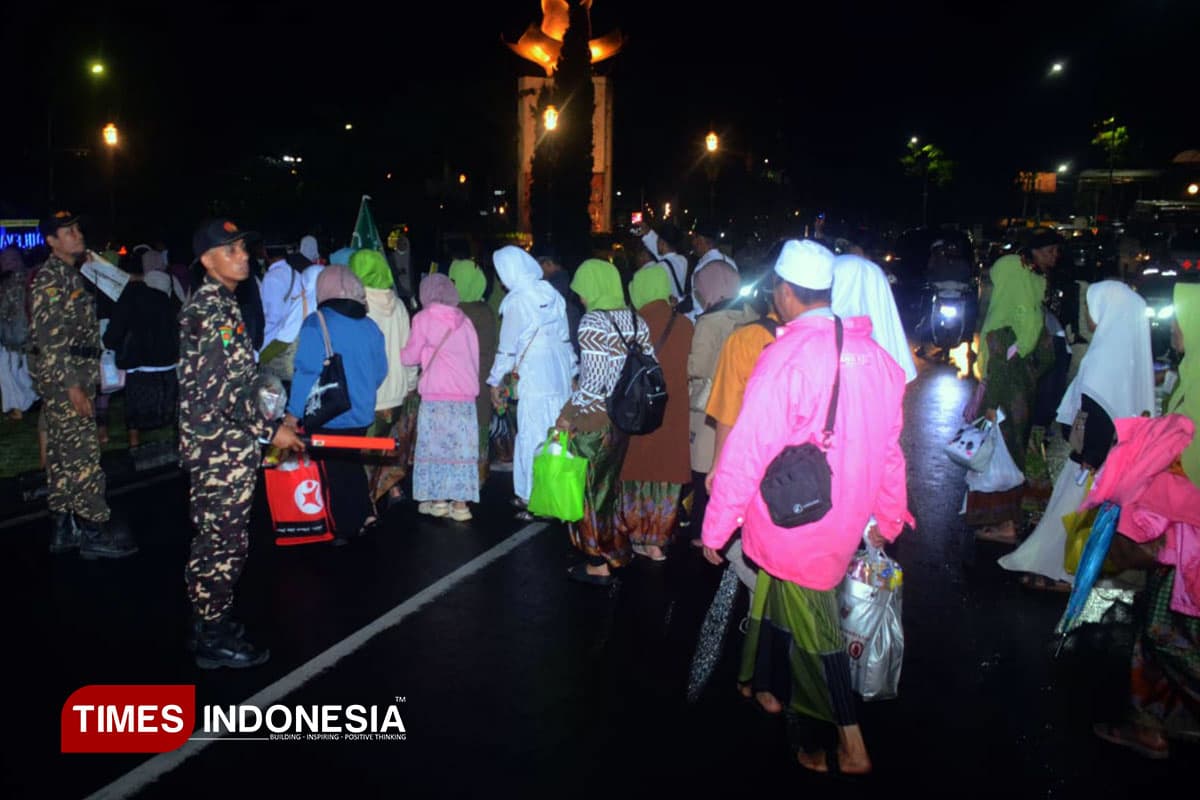 Jemaah Mujahadah Kubro 1 Abad NU Berjalan Kaki 3,5 Kilometer Menuju Stadion Gajayana