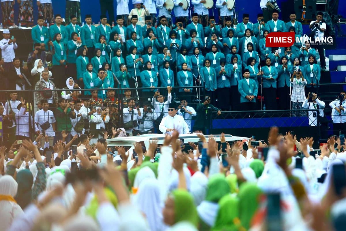 Kala Paduan Suara Mahasiswa Unisma Memandu Lagu Kebangsaan di Mujahadah Kubro