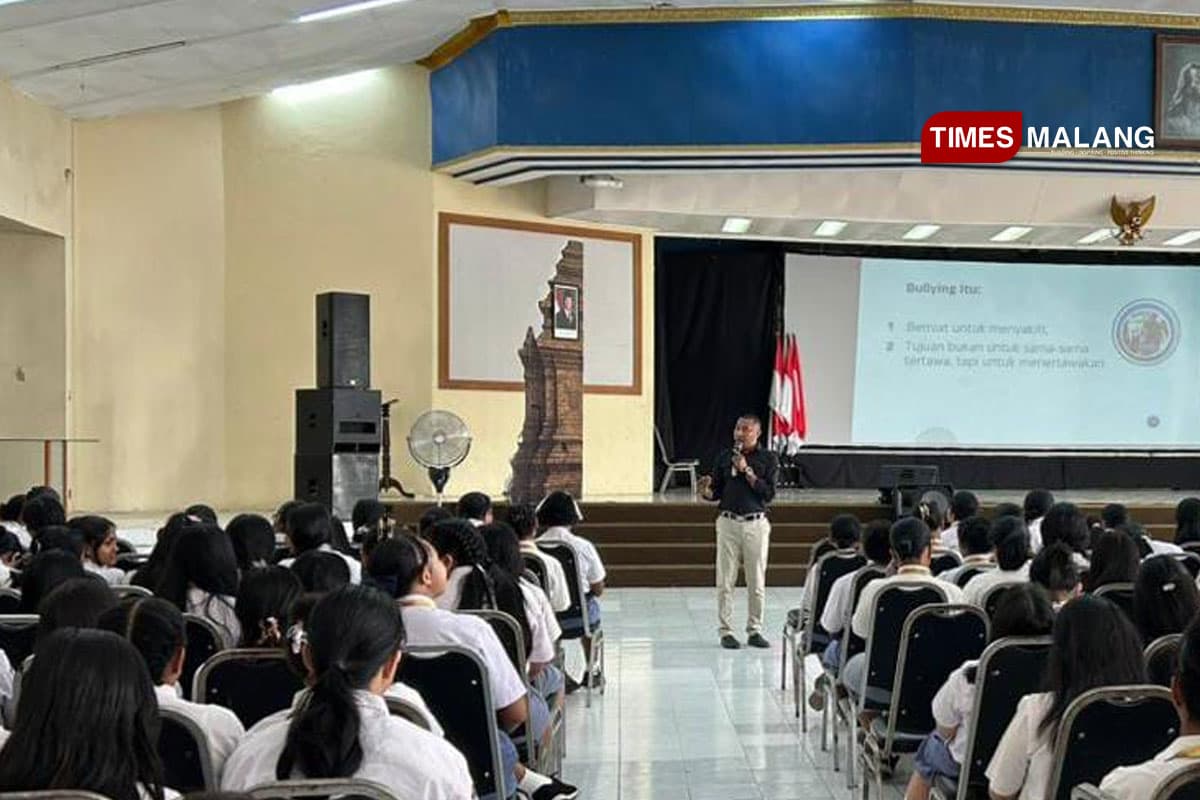 Unika Widya Karya Malang Sosialisasikan Literasi Digital dan Anti-Perundungan di SMA Immanuel Batu