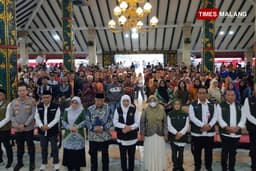 Salurkan Bansos di Kabupaten Malang, Gubernur Jatim Dorong Kemandirian Ekonomi Warga