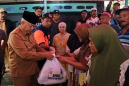 16 Rumah Warga di Bantur Rusak Akibat Puting Beliung, Bupati Salurkan Bantuan