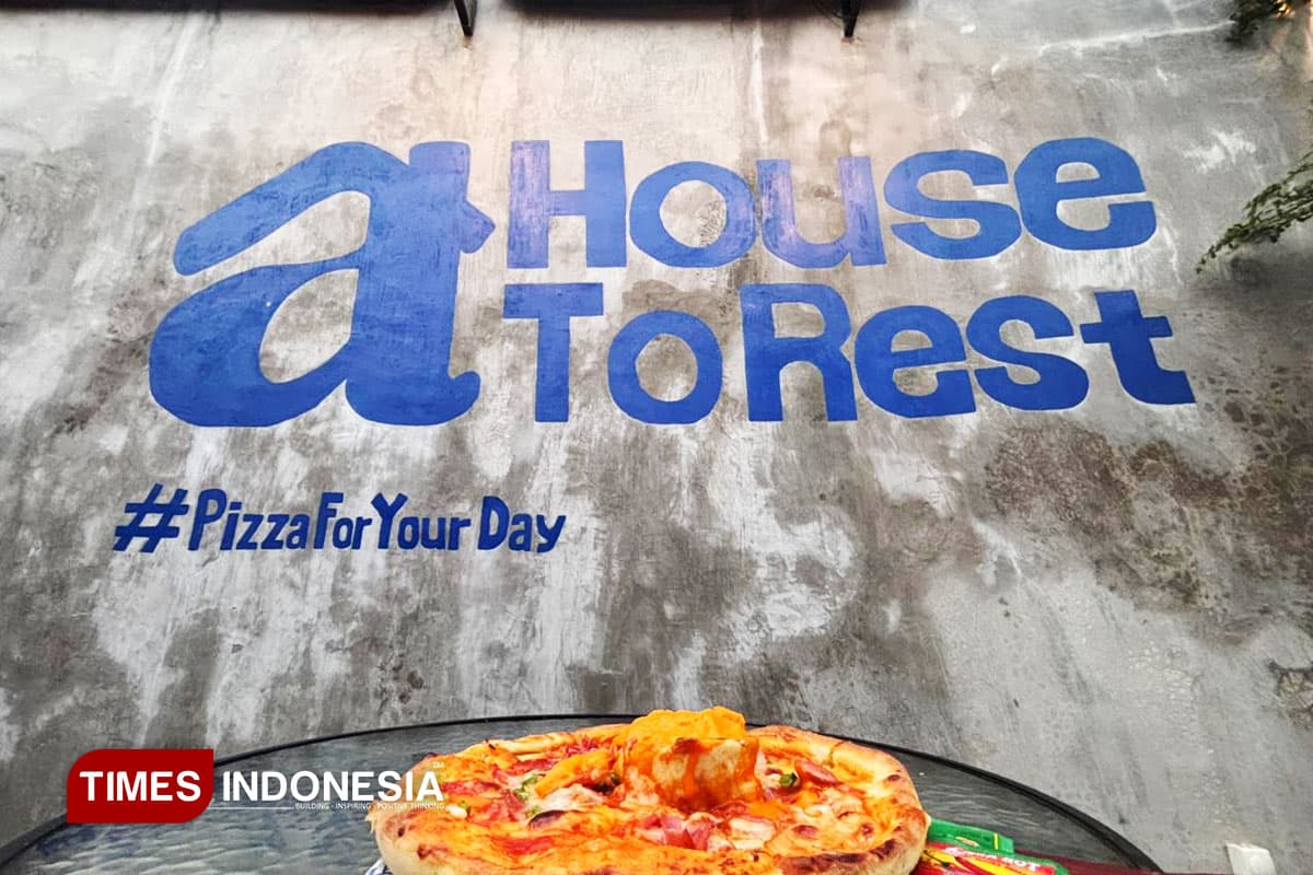 Halter Coffee, Ruang Bukber Nyaman dengan Pizza Volcano Favorit Mahasiswa Malang