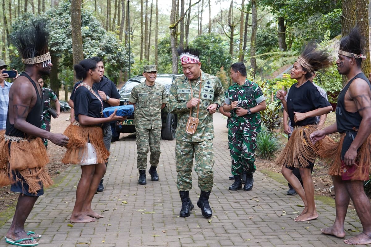Di Alam Terbuka Malang, Danrem 083/Bdj Tanamkan Semangat NKRI kepada Mahasiswa Papua