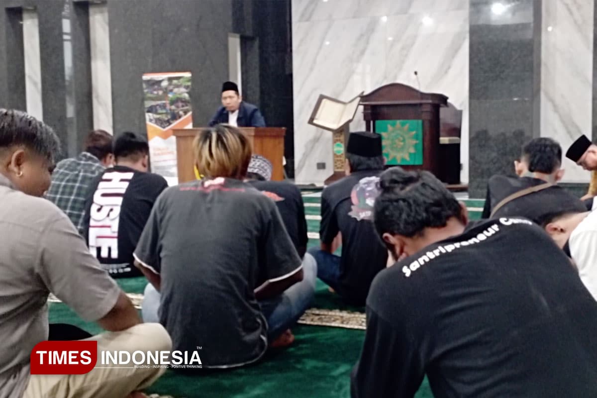 Bareng Komunitas Embong Apik, Pesan Religi Diterima Puluhan Pengamen dan Anak Jalanan