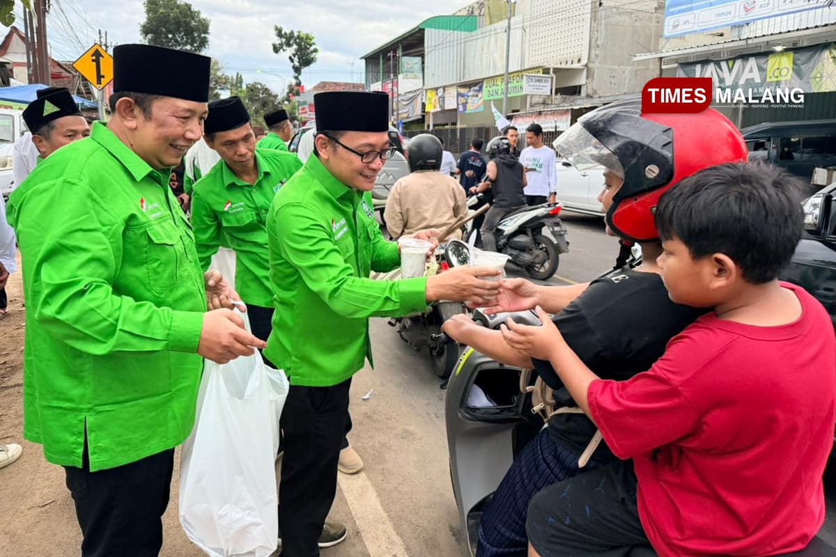 Ramadan Dekat dengan Rakyat, Sekjen PKB dan PKB Kabupaten Malang Turun Berbagi