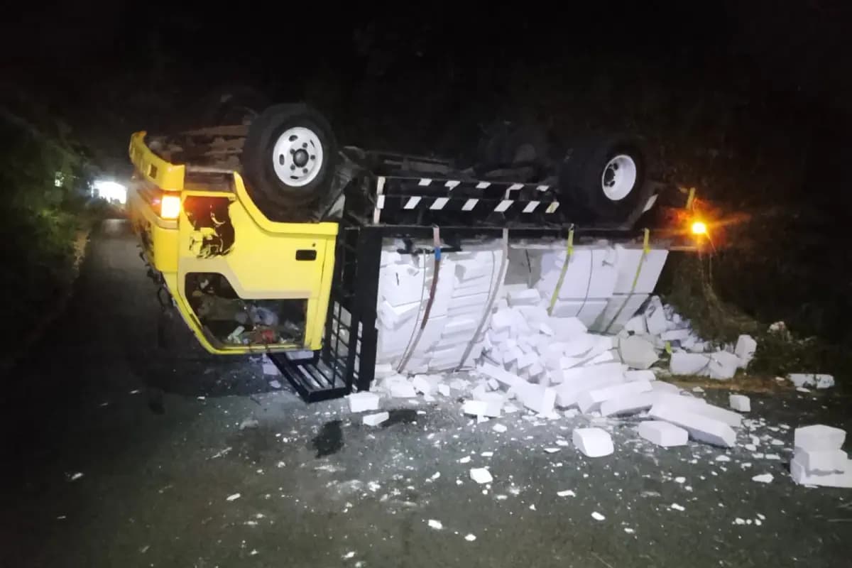 Tak Kuat Menanjak, Truk Bermuatan Bata Laka Lantas Tunggal di Sentong Lawang Malang
