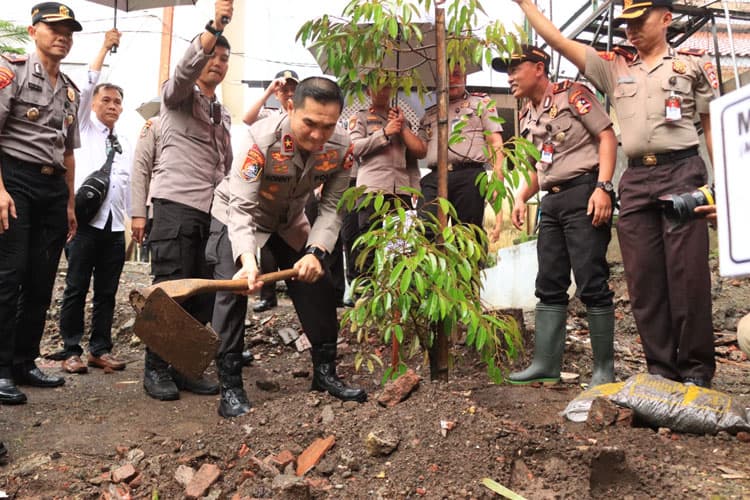 Peduli Lingkungan, Polri Tanam Pohon dan Lepas Burung di Malang