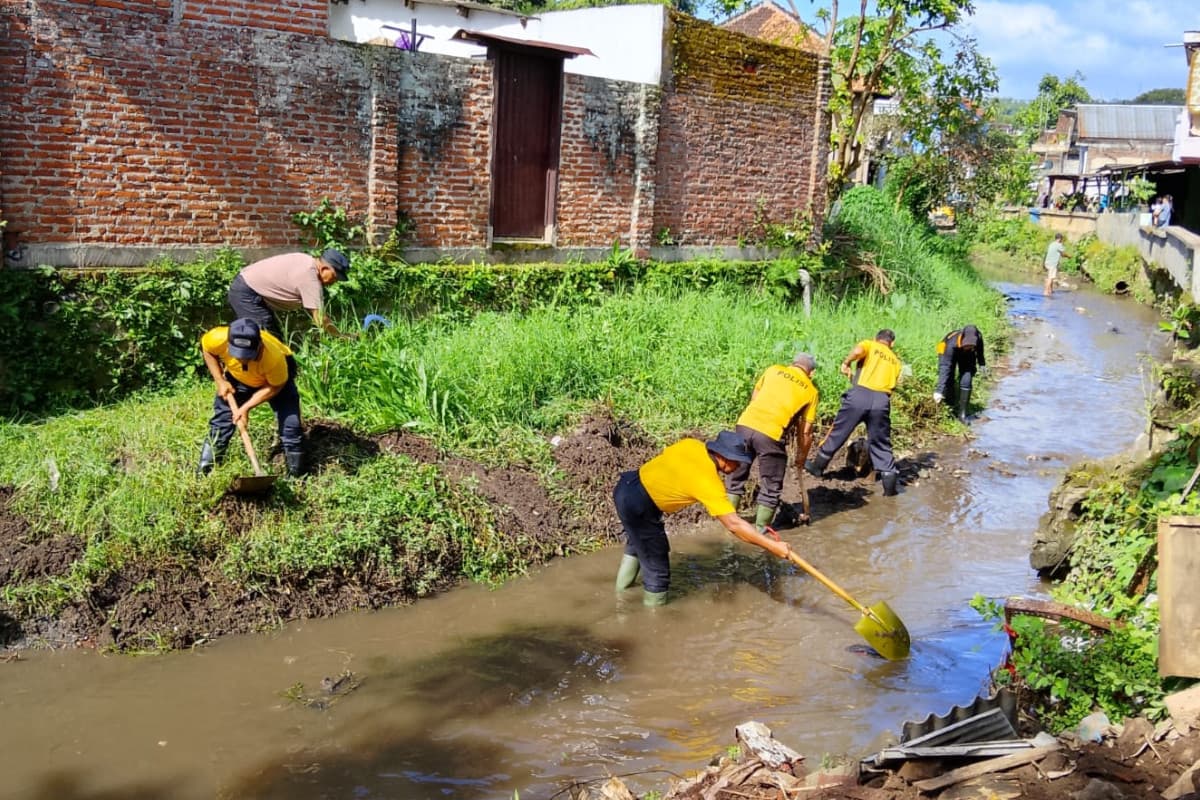 Cegah Banjir dan Penyakit, Polres Malang Ajak Warga Bersihkan Sungai Kalibendo Lawang